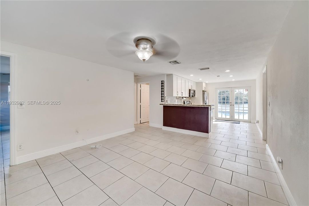 В аренду: $3,695 (3 спален, 2 ванн, 1300 Квадратных фут)