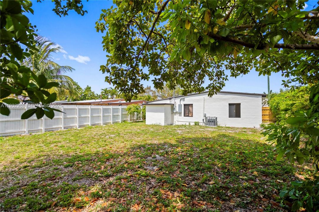 HUGE BACK YARD WITH NEW FENCE