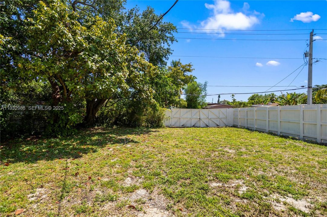 HUGE BACK YARD WITH NEW FENCE