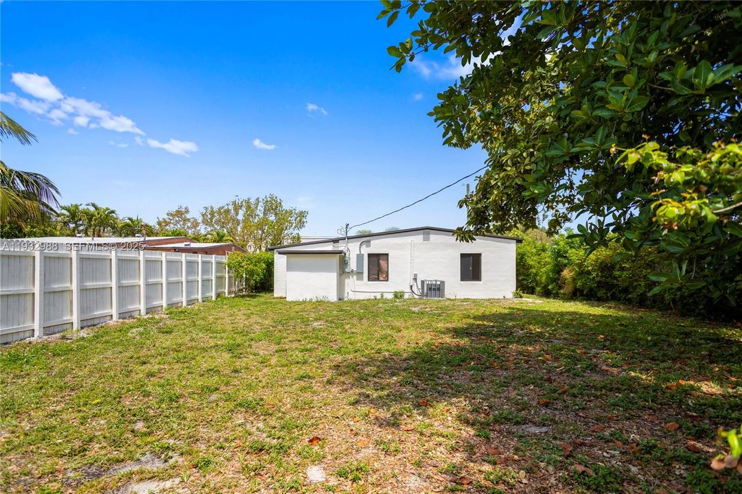 HUGE BACK YARD WITH NEW FENCE