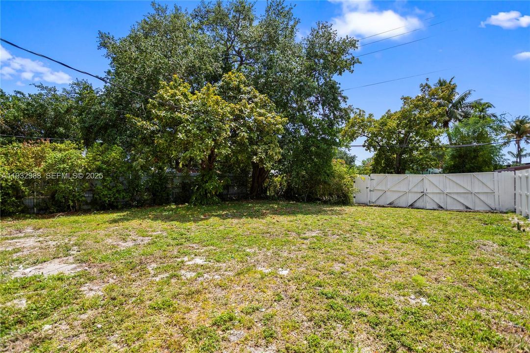 HUGE BACK YARD WITH NEW FENCE