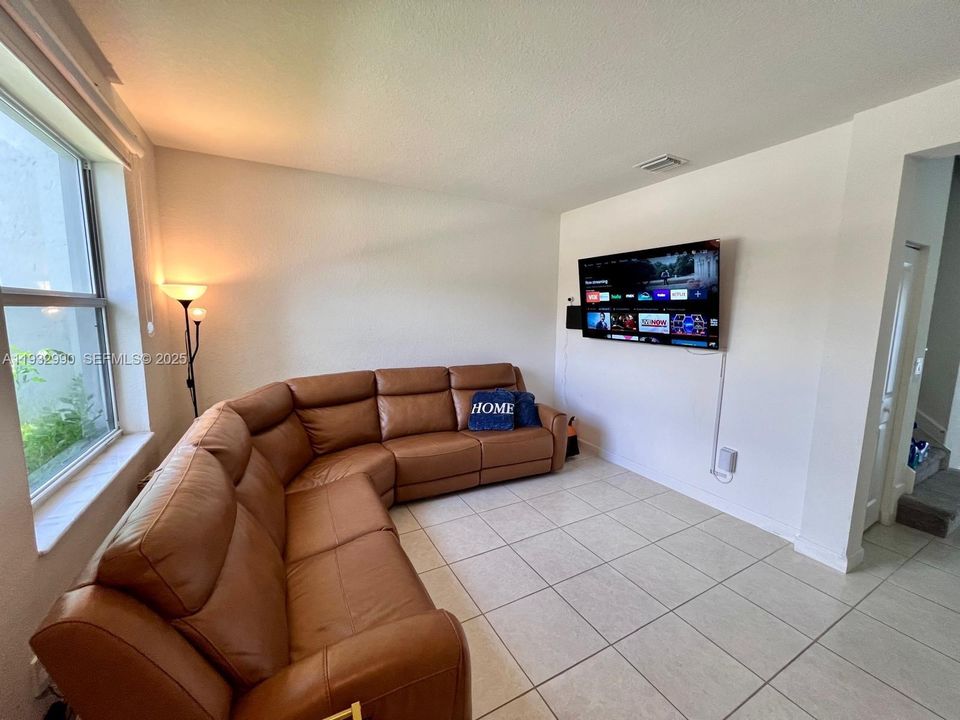 For Rent: $2,550 (3 beds, 2 baths, 1483 Square Feet)