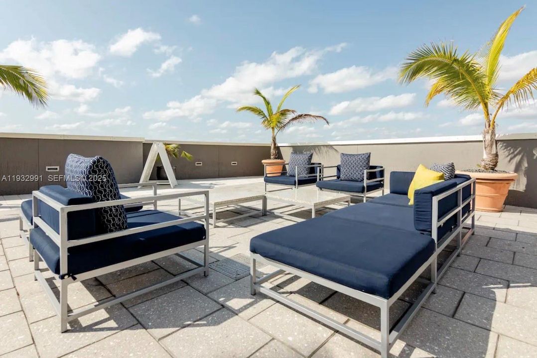 出租: $3,499 (1 贝兹, 1 浴室, 726 平方英尺)