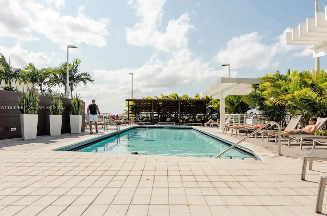 出租: $3,499 (1 贝兹, 1 浴室, 726 平方英尺)