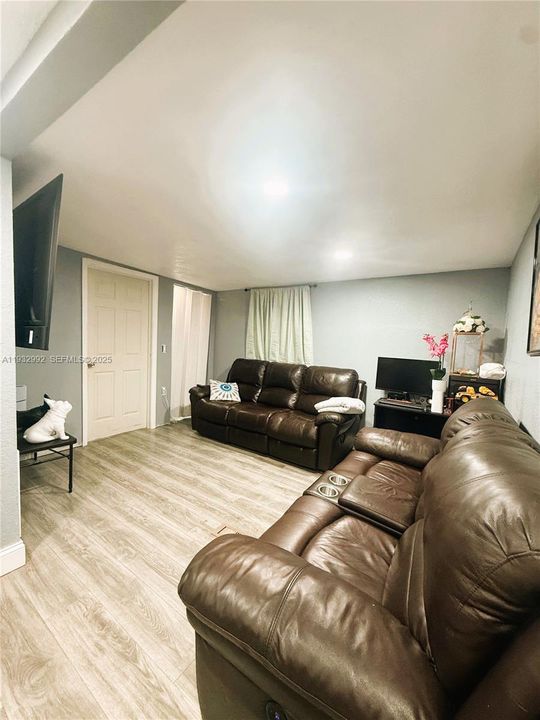 待售: $275,000 (4 贝兹, 2 浴室, 1386 平方英尺)