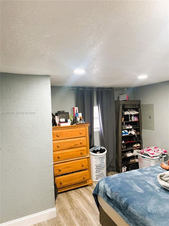 待售: $275,000 (4 贝兹, 2 浴室, 1386 平方英尺)