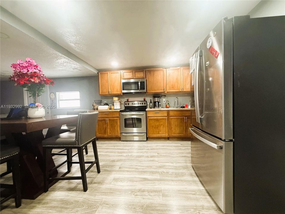 待售: $275,000 (4 贝兹, 2 浴室, 1386 平方英尺)