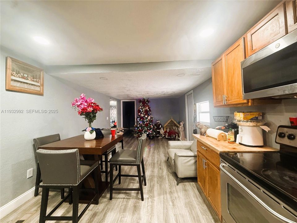 待售: $275,000 (4 贝兹, 2 浴室, 1386 平方英尺)