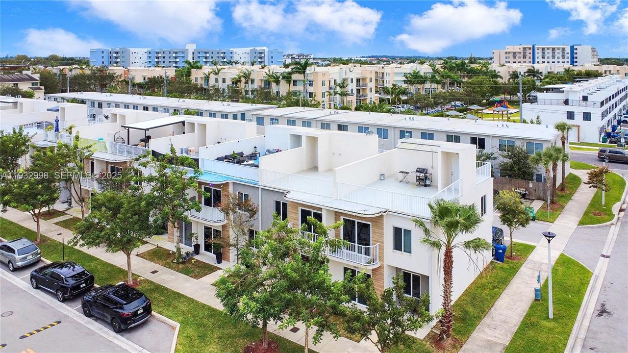 出租: $2,850 (4 贝兹, 3 浴室, 1398 平方英尺)