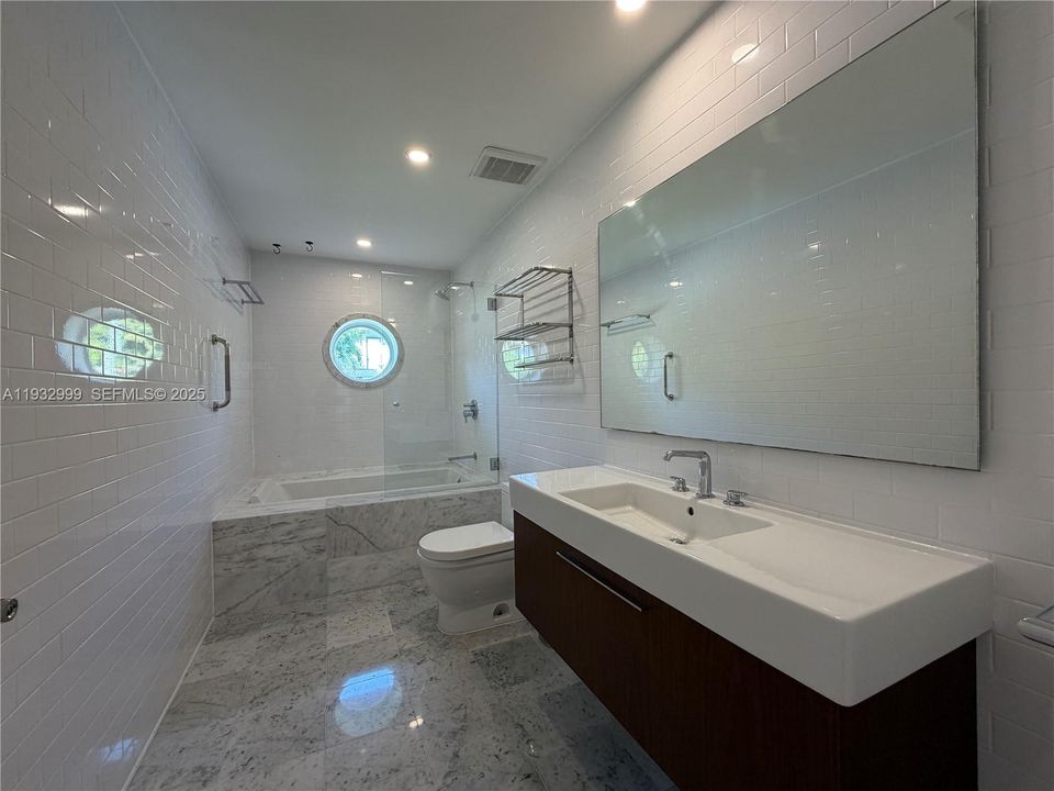 Bathroom 2 (for Bed 2 & 3)