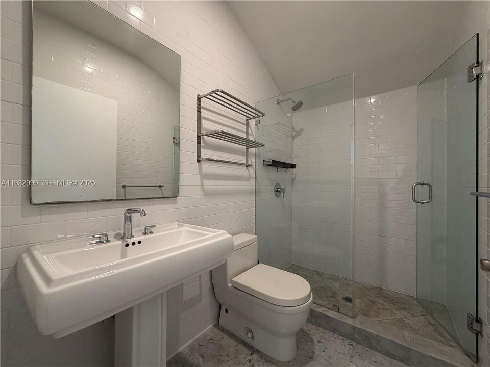 Bathroom 3 (for Bed 4 & 5)