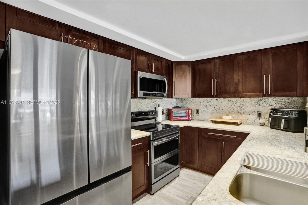 For Sale: $775,000 (2 beds, 2 baths, 1550 Square Feet)