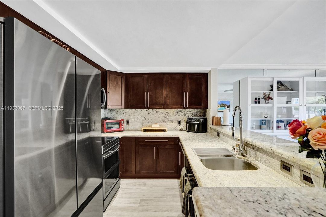 For Sale: $775,000 (2 beds, 2 baths, 1550 Square Feet)