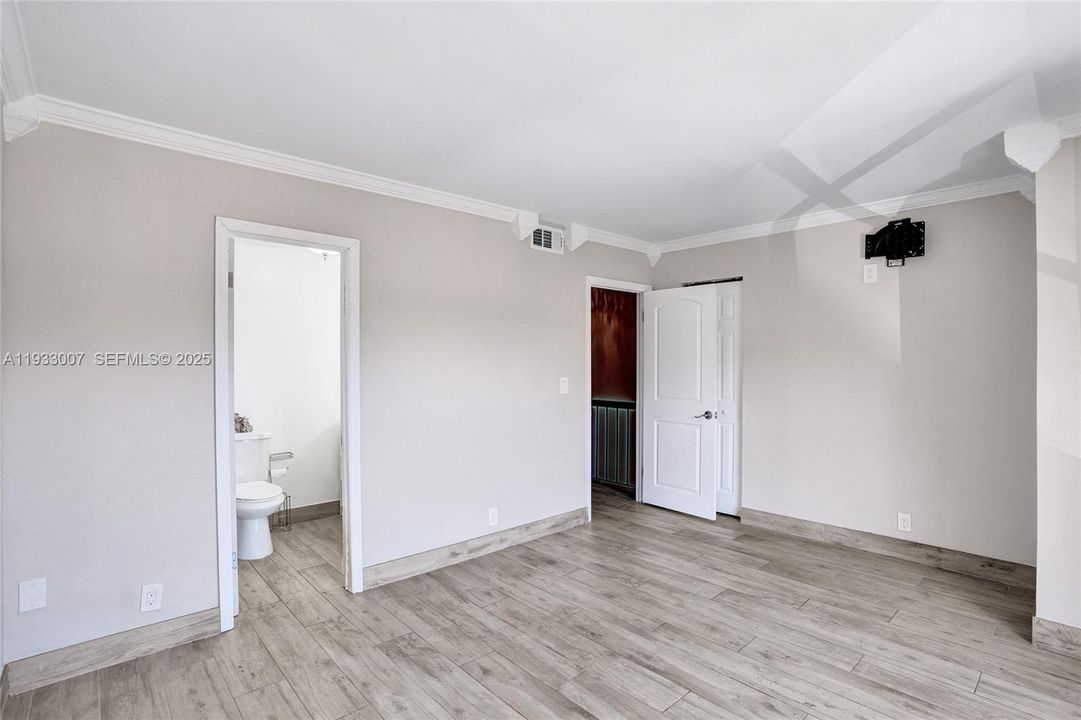 For Sale: $775,000 (2 beds, 2 baths, 1550 Square Feet)