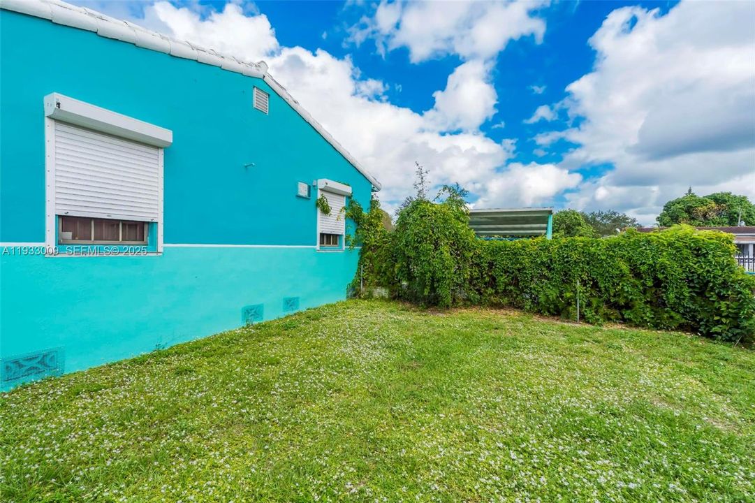 For Sale: $299,000 (2 beds, 1 baths, 1048 Square Feet)