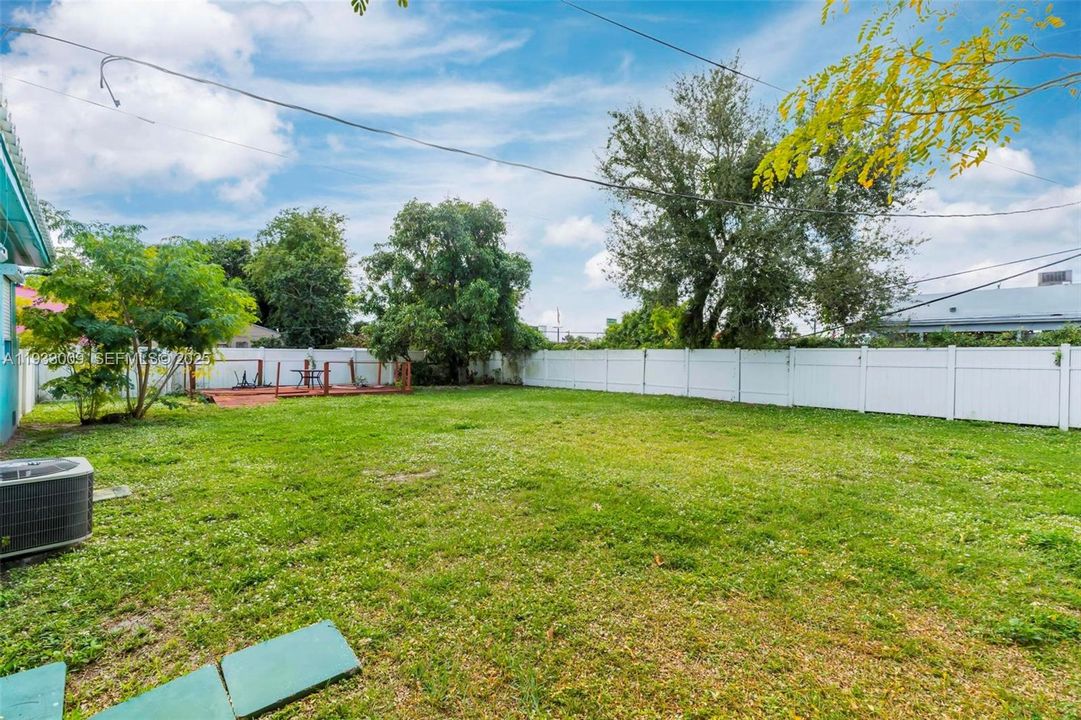 For Sale: $299,000 (2 beds, 1 baths, 1048 Square Feet)