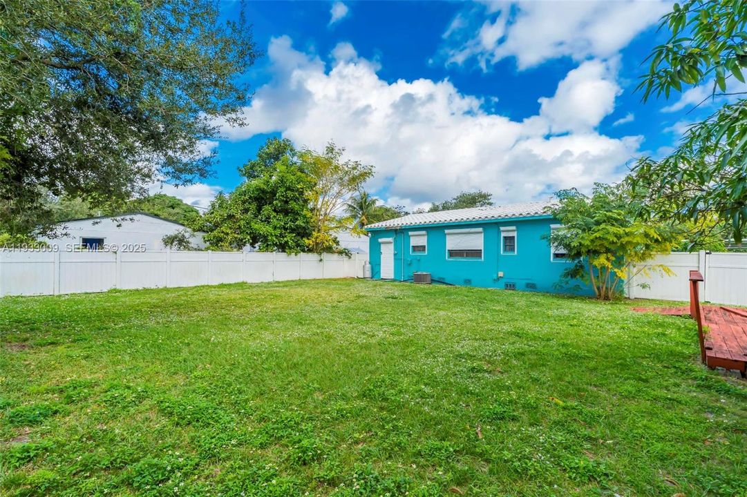 For Sale: $299,000 (2 beds, 1 baths, 1048 Square Feet)