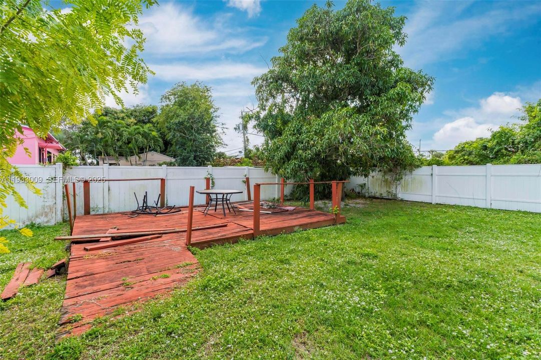 For Sale: $299,000 (2 beds, 1 baths, 1048 Square Feet)