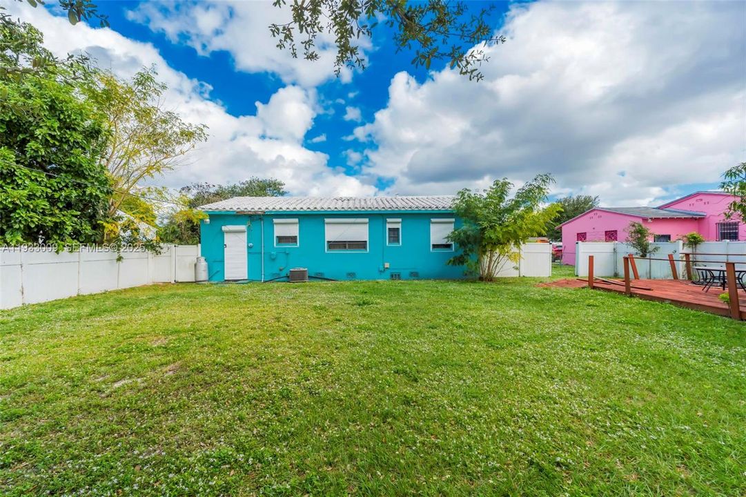 For Sale: $299,000 (2 beds, 1 baths, 1048 Square Feet)