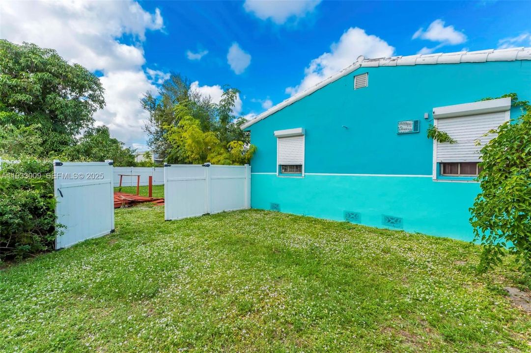 For Sale: $299,000 (2 beds, 1 baths, 1048 Square Feet)