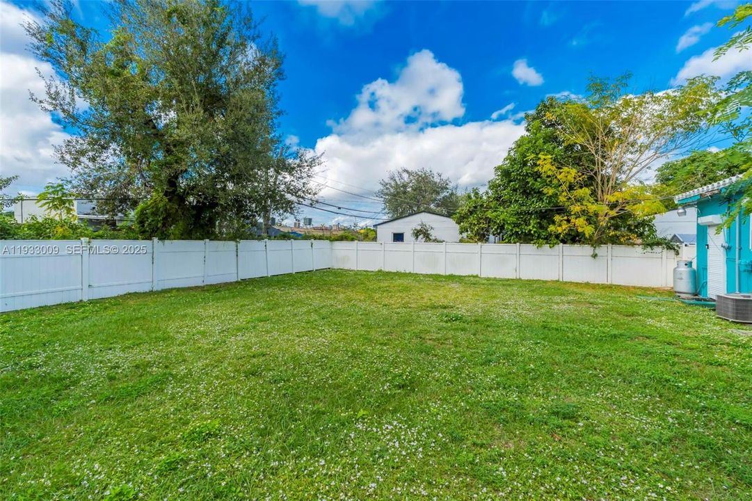 For Sale: $299,000 (2 beds, 1 baths, 1048 Square Feet)