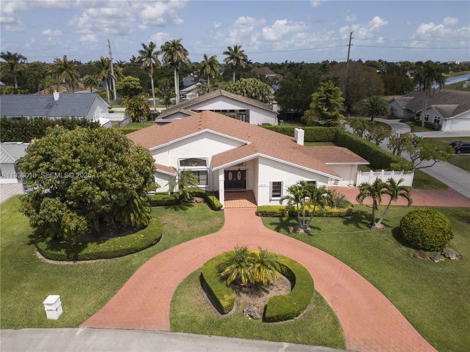 For Rent: $7,900 (5 beds, 3 baths, 3775 Square Feet)