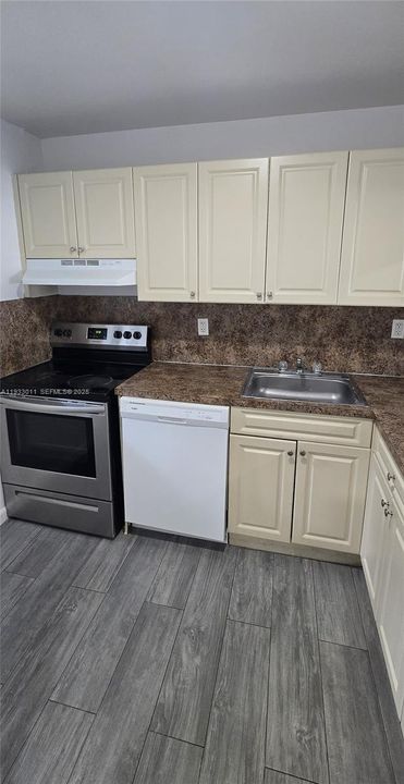 出租: $1,900 (2 贝兹, 1 浴室, 434568 平方英尺)