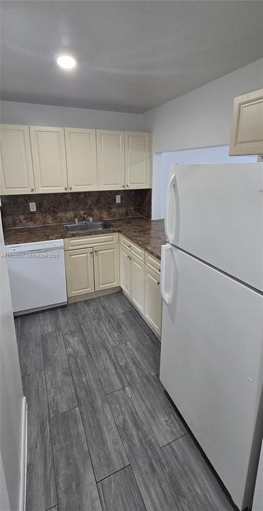 出租: $1,900 (2 贝兹, 1 浴室, 434568 平方英尺)