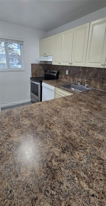 出租: $1,900 (2 贝兹, 1 浴室, 434568 平方英尺)