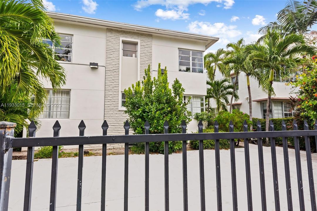 For Sale: $265,000 (1 beds, 1 baths, 670 Square Feet)