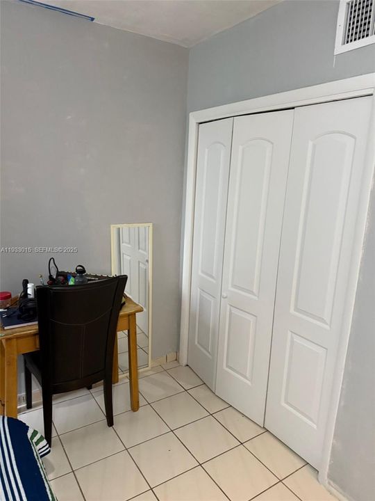 For Sale: $265,000 (1 beds, 1 baths, 670 Square Feet)