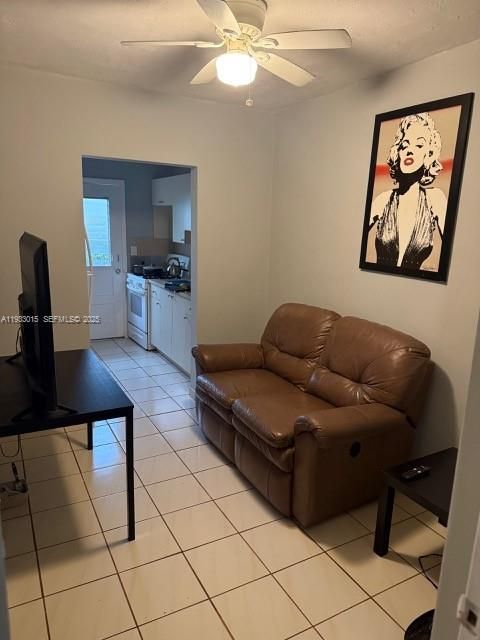 For Sale: $265,000 (1 beds, 1 baths, 670 Square Feet)