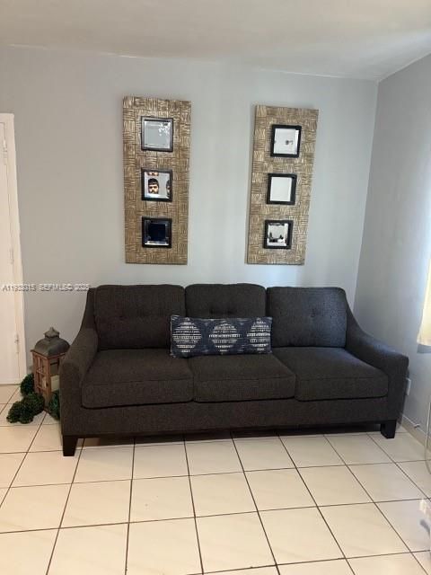 For Sale: $265,000 (1 beds, 1 baths, 670 Square Feet)