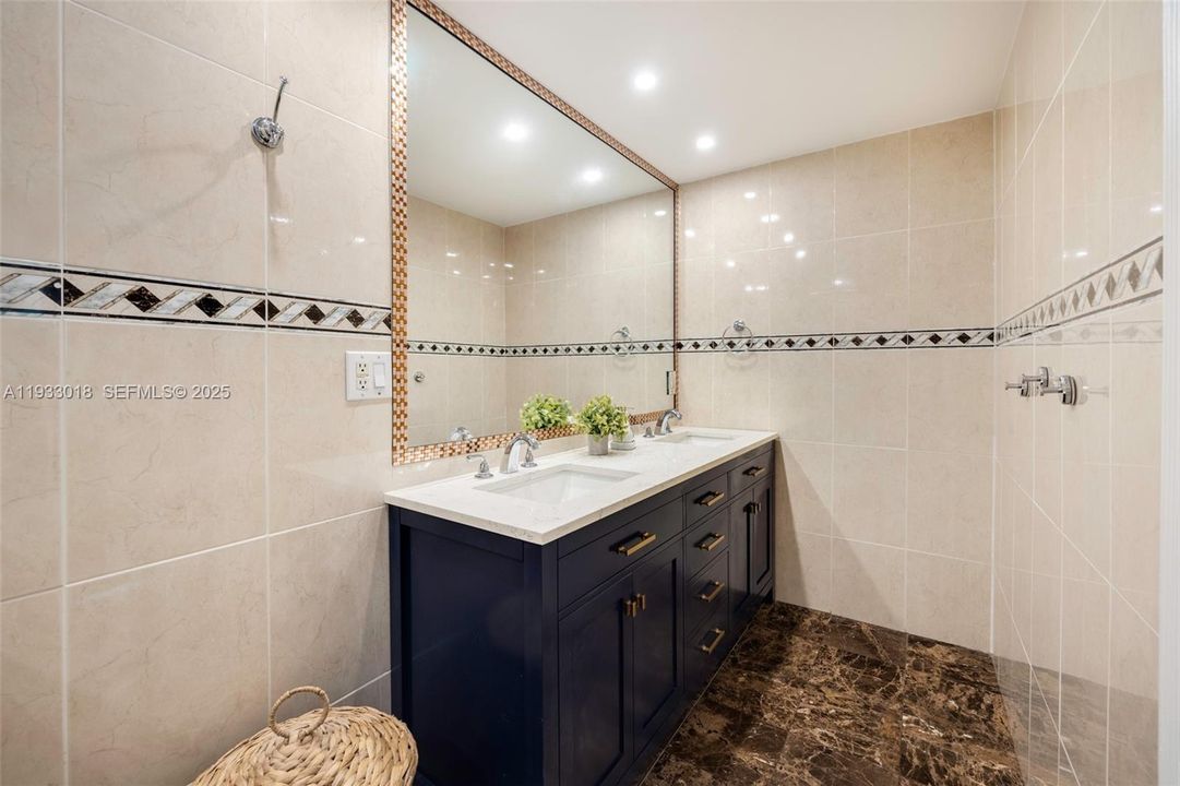 For Sale: $850,000 (2 beds, 2 baths, 1430 Square Feet)