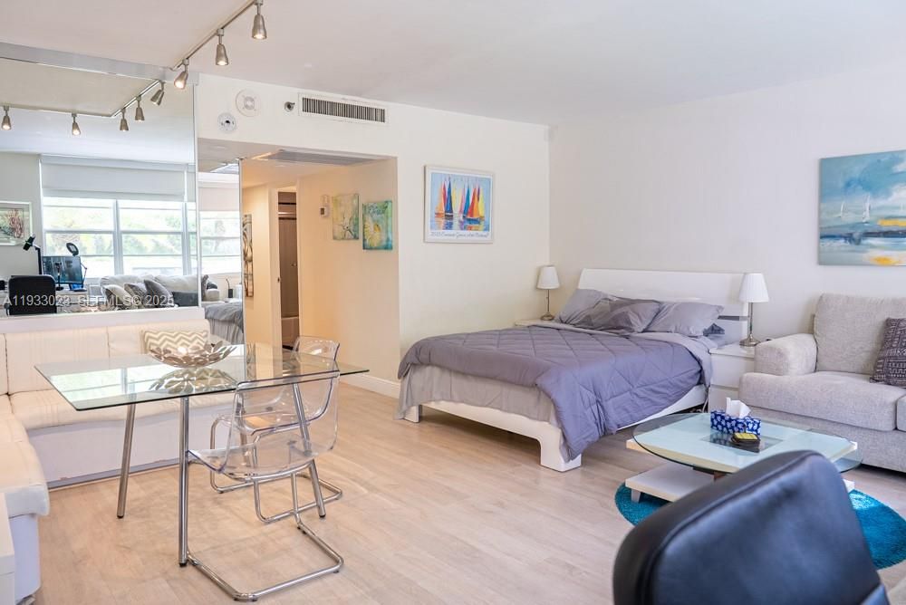 For Rent: $3,000 (0 beds, 1 baths, 550 Square Feet)