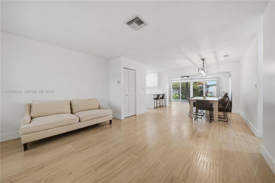 En Venta: $799,000 (4 camas, 3 baños, 1685 Pies cuadrados)