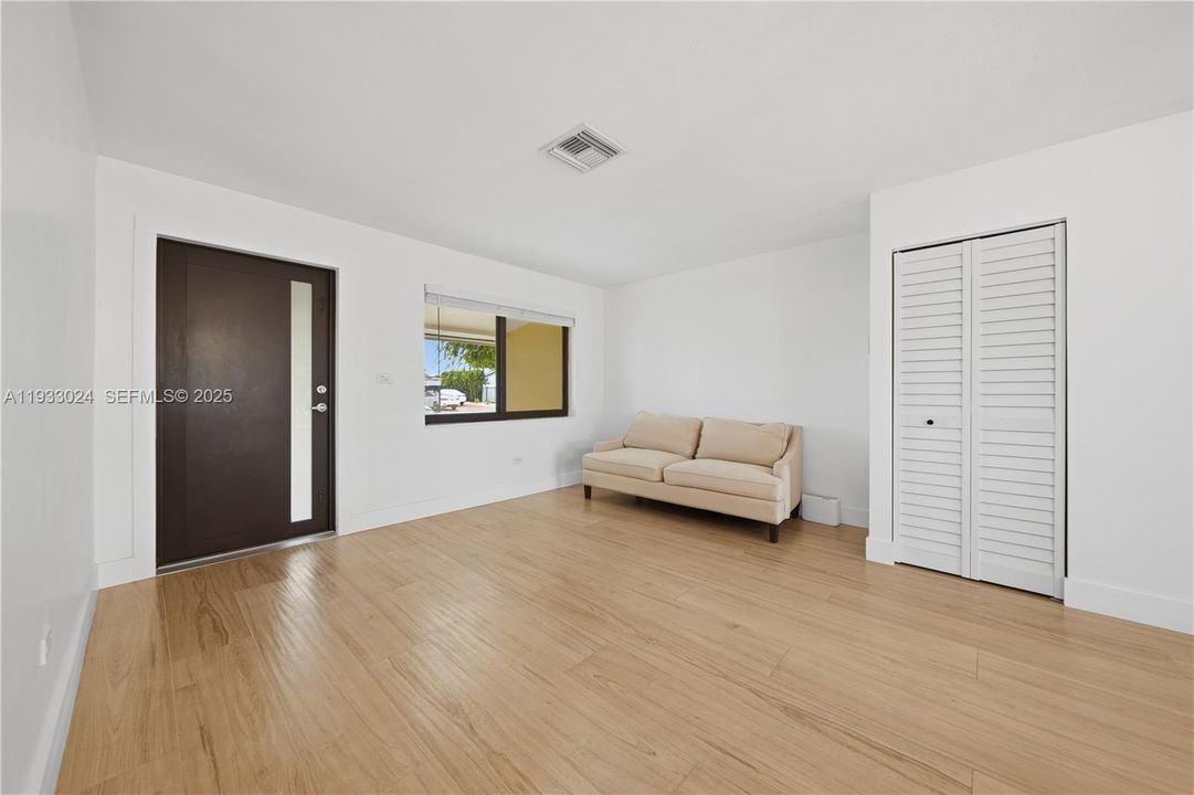 En Venta: $799,000 (4 camas, 3 baños, 1685 Pies cuadrados)