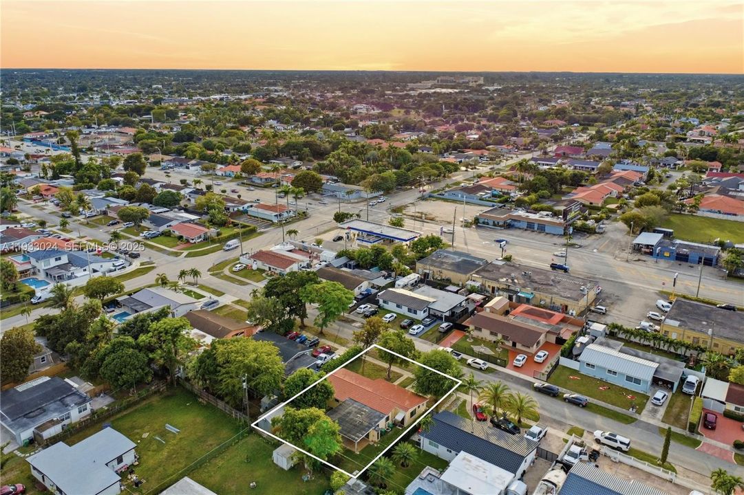 En Venta: $799,000 (4 camas, 3 baños, 1685 Pies cuadrados)