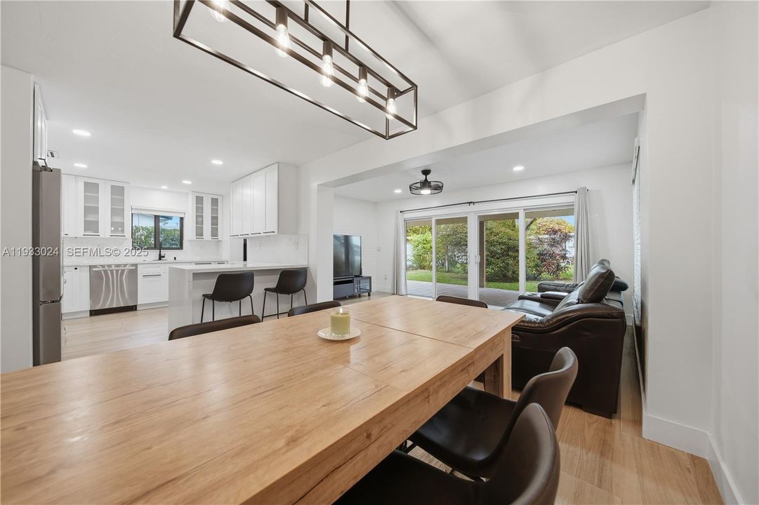 En Venta: $799,000 (4 camas, 3 baños, 1685 Pies cuadrados)