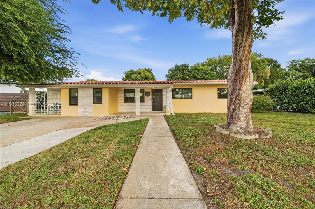 En Venta: $799,000 (4 camas, 3 baños, 1685 Pies cuadrados)