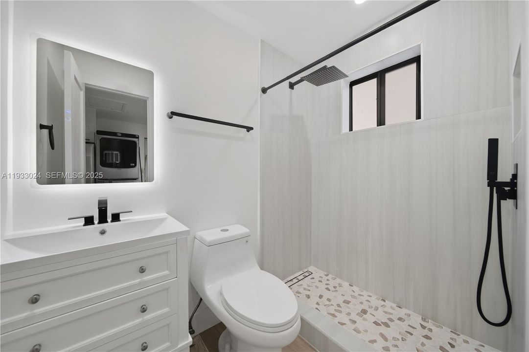 En Venta: $799,000 (4 camas, 3 baños, 1685 Pies cuadrados)