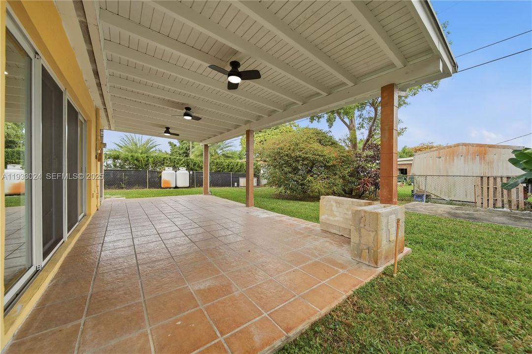 En Venta: $799,000 (4 camas, 3 baños, 1685 Pies cuadrados)