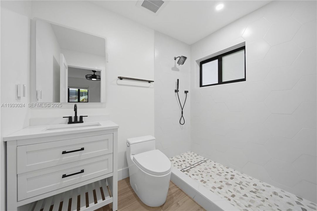 En Venta: $799,000 (4 camas, 3 baños, 1685 Pies cuadrados)