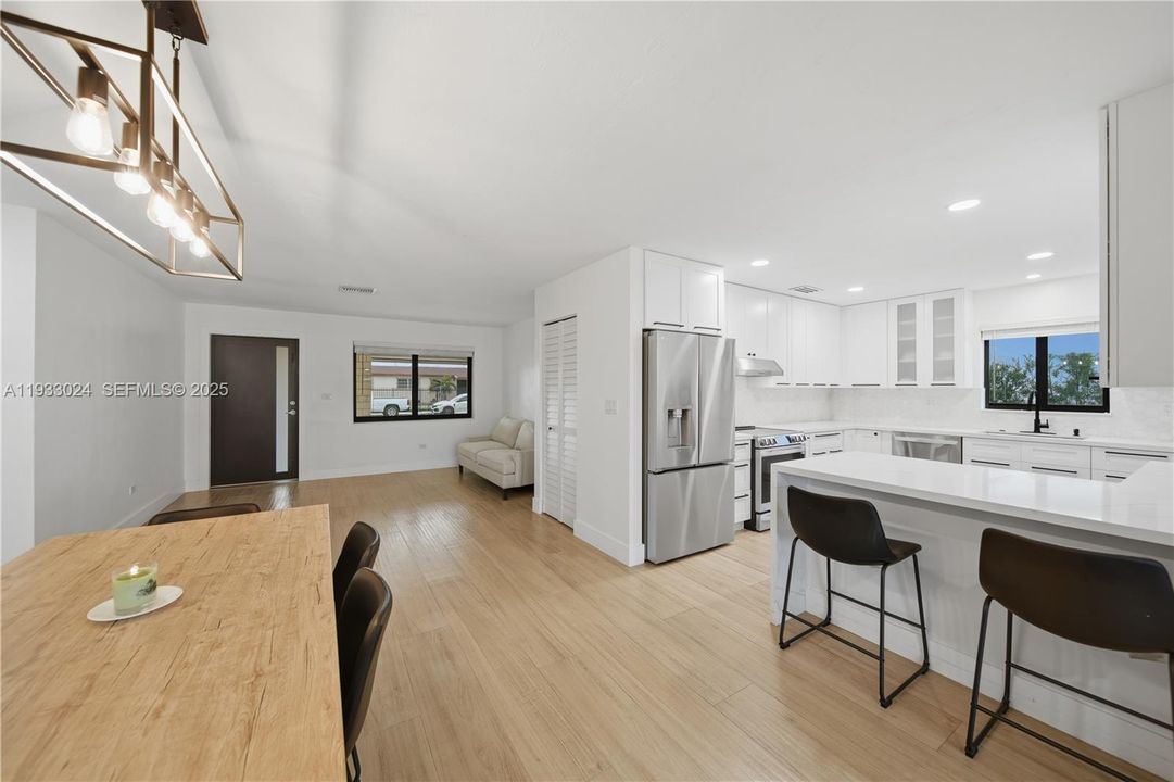 En Venta: $799,000 (4 camas, 3 baños, 1685 Pies cuadrados)