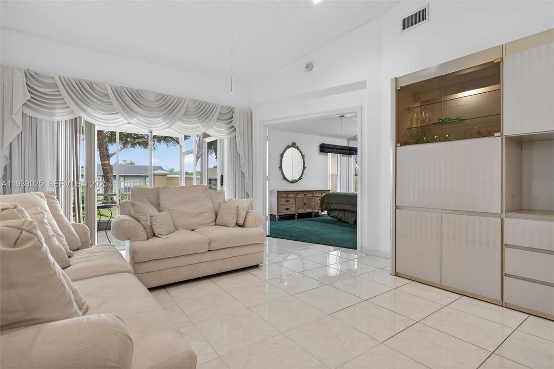 For Sale: $330,000 (2 beds, 2 baths, 1482 Square Feet)