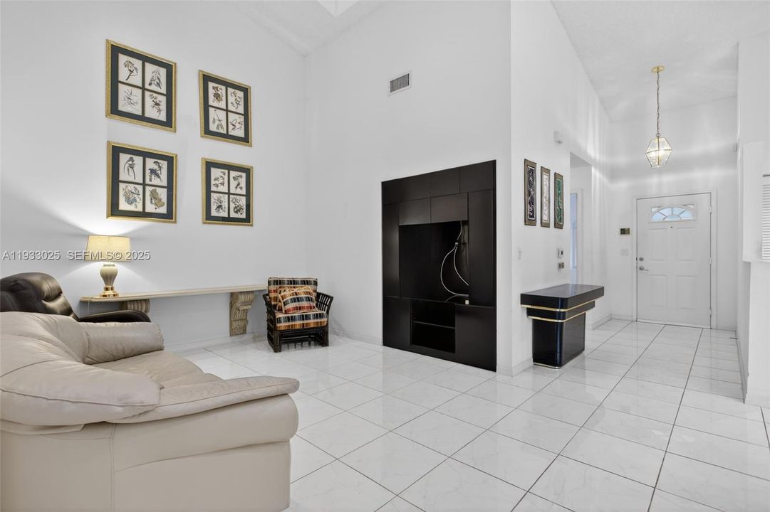 For Sale: $330,000 (2 beds, 2 baths, 1482 Square Feet)