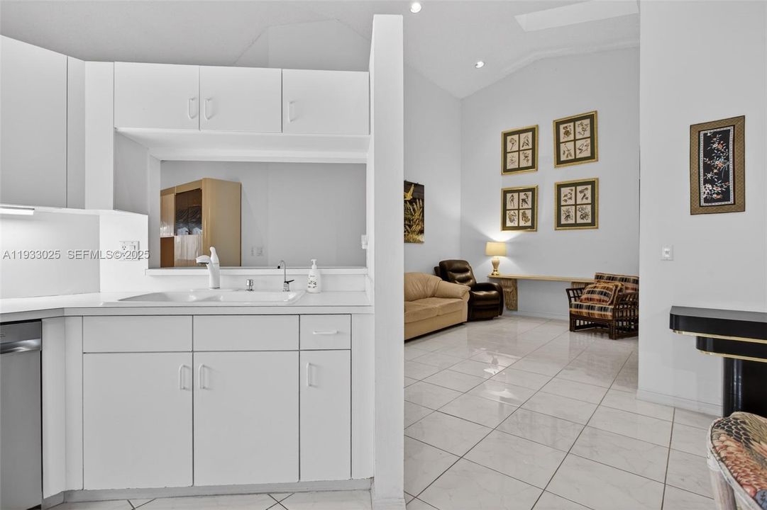 For Sale: $330,000 (2 beds, 2 baths, 1482 Square Feet)