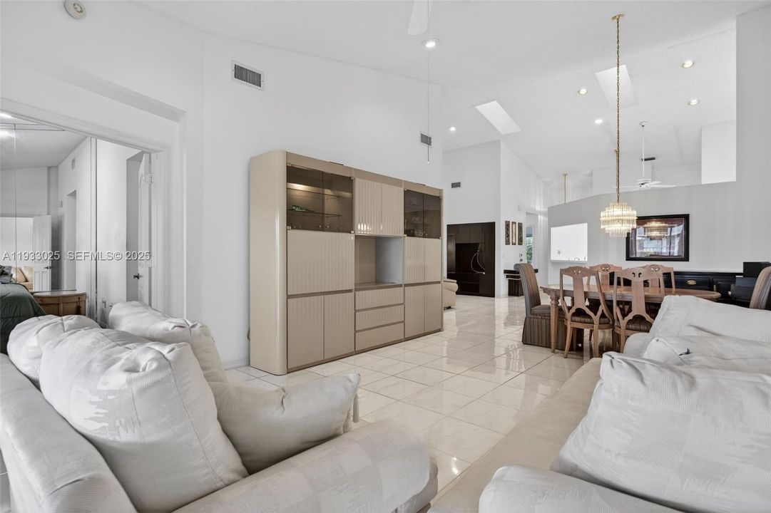 For Sale: $330,000 (2 beds, 2 baths, 1482 Square Feet)