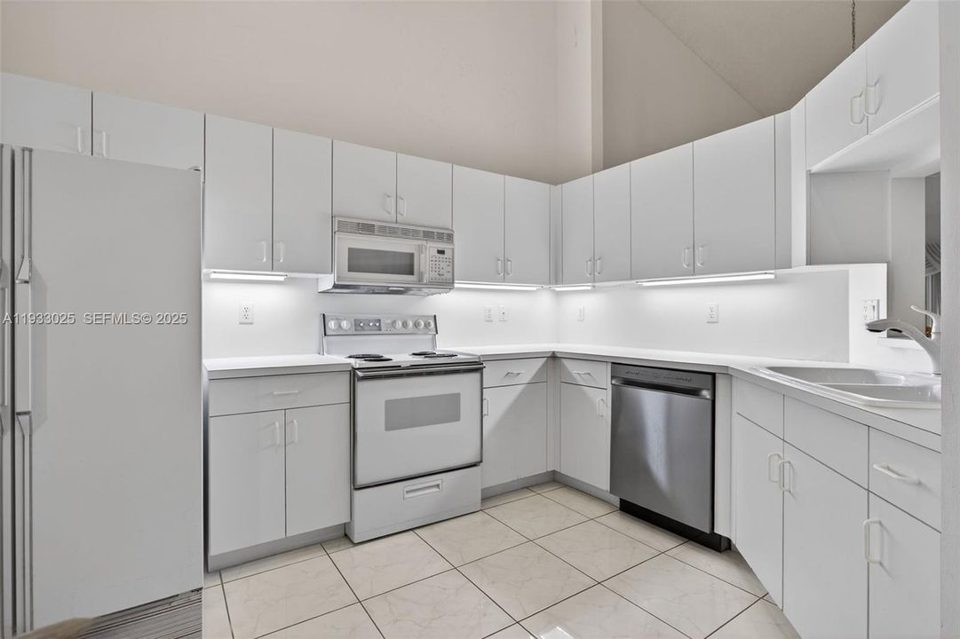 For Sale: $330,000 (2 beds, 2 baths, 1482 Square Feet)