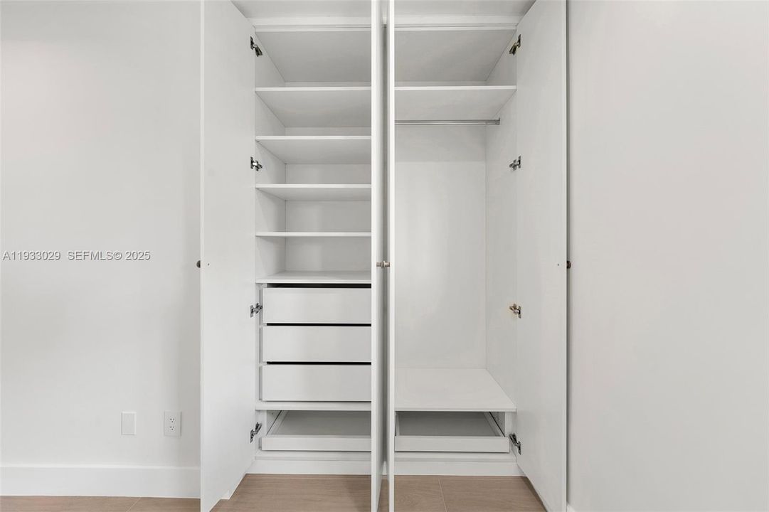 出租: $17,000 (5 贝兹, 3 浴室, 2929 平方英尺)